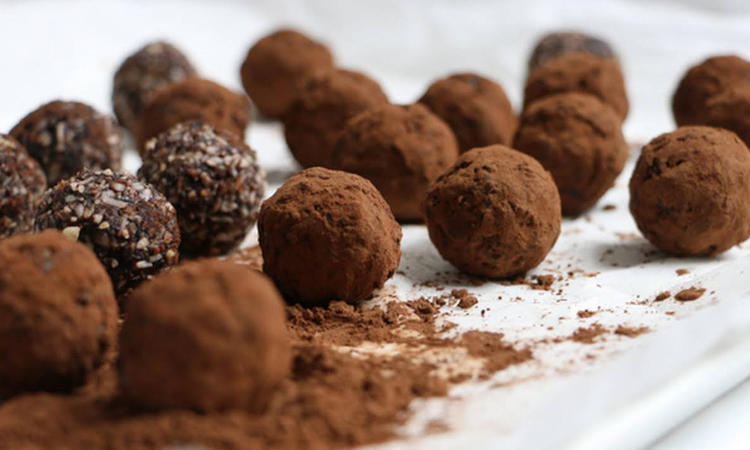 Trufe vegane,  fara zahar, cu smochine, migdale si pudra de roscove